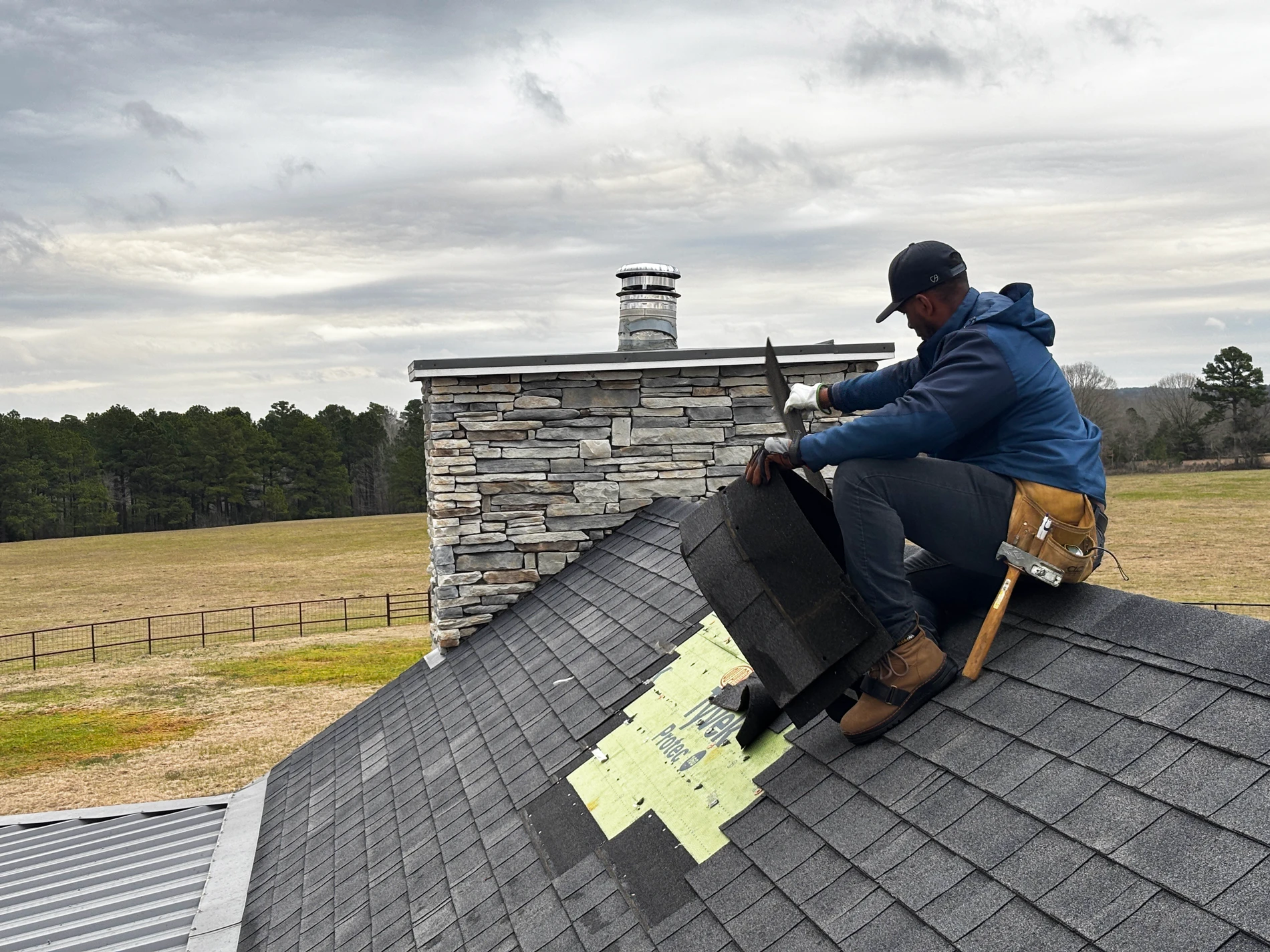 How a Roofing Contractor Manages Large Scale Projects